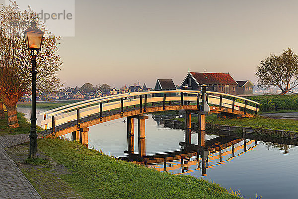 Holzbrücke über die Zaan bei Sunrsie  Freilichtmuseum  Zaanse Schans  Zaandam  Nordholland  Niederlande  Europa