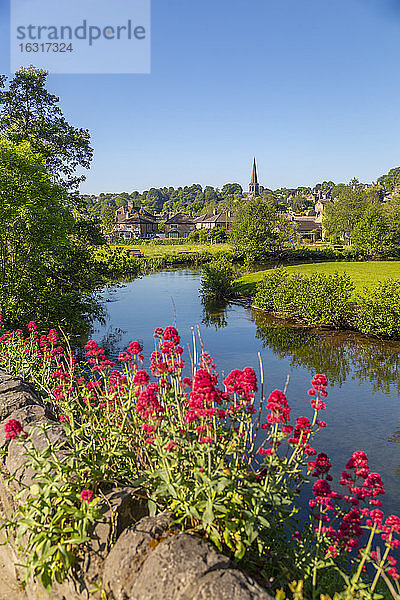 Ansicht von River Wye und Bakewell Church  Bakewell  Derbyshire Dales  Derbyshire  England  Vereinigtes Königreich  Europa