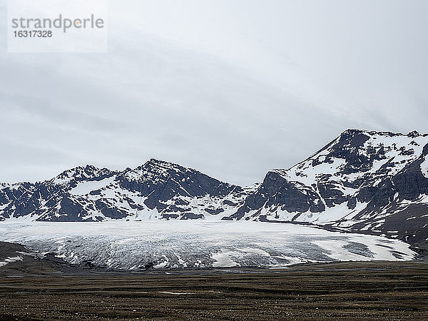 Gletscher und Schmelzwassersee in der St. Andrews Bay  Südgeorgien  Polarregionen