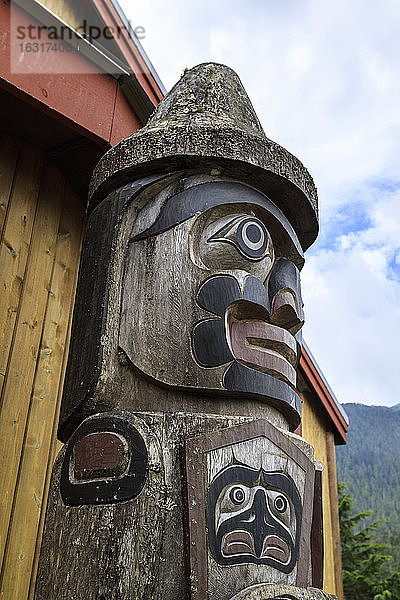 Geschnitztes Totem  Das Große Haus  Klemtu  Gemeinde der First Nations Kitasoo Xai Xais  Great Bear Rainforest  Britisch-Kolumbien  Kanada  Nordamerika