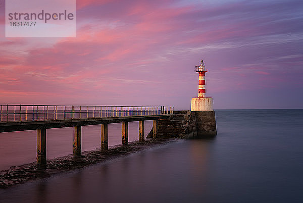 South Pier Lighthouse bei Sonnenuntergang  Amble  Northumberland  England  Vereinigtes Königreich  Europa