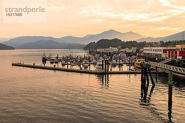 Nebliger Sonnenaufgang  Uferpromenade und Berge von Prince Rupert  Inside Passage  Nordwest British Columbia  Kanada  Nordamerika