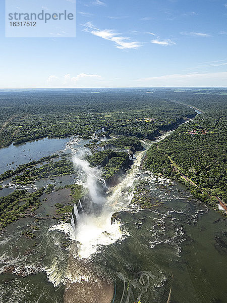 Hubschrauber-Luftaufnahme der Iguacu-Wasserfälle (Cataratas do Iguacu)  UNESCO-Weltkulturerbe  Parana  Brasilien  Südamerika