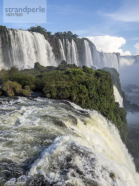 Blick auf die Wasserfälle von Iguacu (Cataratas do Iguacu)  UNESCO-Weltkulturerbe  von der brasilianischen Seite  Parana  Brasilien  Südamerika