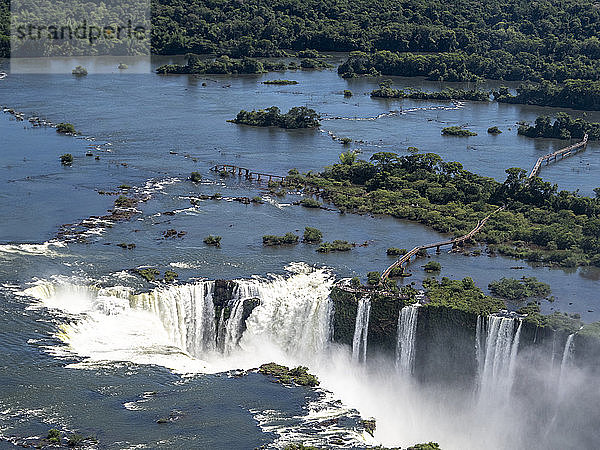 Hubschrauber-Luftaufnahme der Iguacu-Wasserfälle (Cataratas do Iguacu)  UNESCO-Weltkulturerbe  Parana  Brasilien  Südamerika