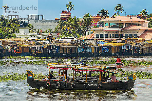 Ausflugsboot und Hausboote für die beliebten Backwater-Kreuzfahrten  eine wichtige Touristenattraktion  Alappuzha (Alleppey)  Kerala  Indien  Asien