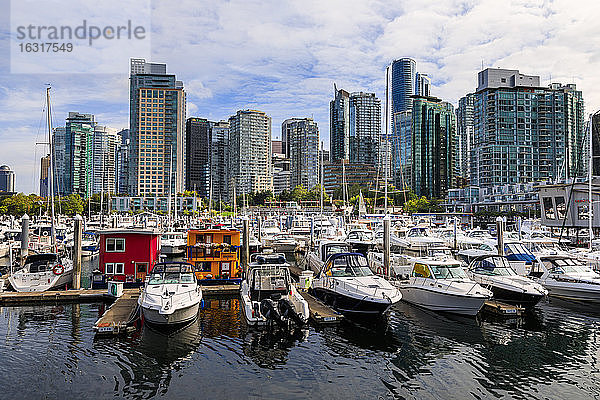 Yachthafen am Coal Harbour  mit Freizeit- und Hausbooten  Stadtsilhouette  Vancouver  Britisch-Kolumbien  Kanada  Nordamerika