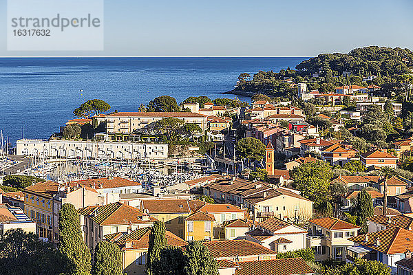 Blick von einem Aussichtspunkt auf die Stadt  Saint Jean Cap Ferrat  Côte d'Azur  Französische Riviera  Provence  Frankreich  Mittelmeer  Europa