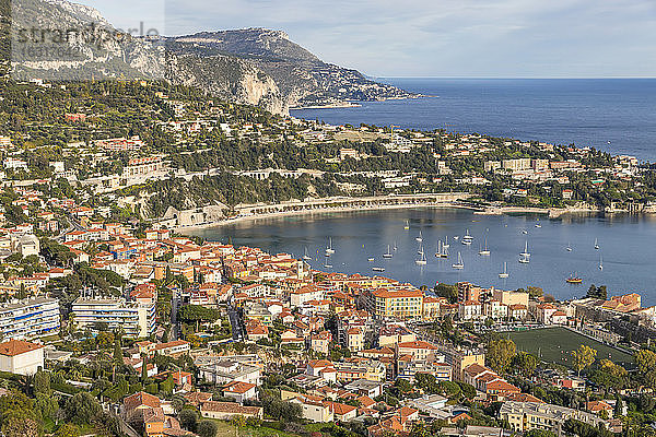 Erhöhte Aussicht vom Mont Boron bis hinunter nach Villefranche sur Mer  Côte d'Azur  Französische Riviera  Provence  Frankreich  Mittelmeer  Europa