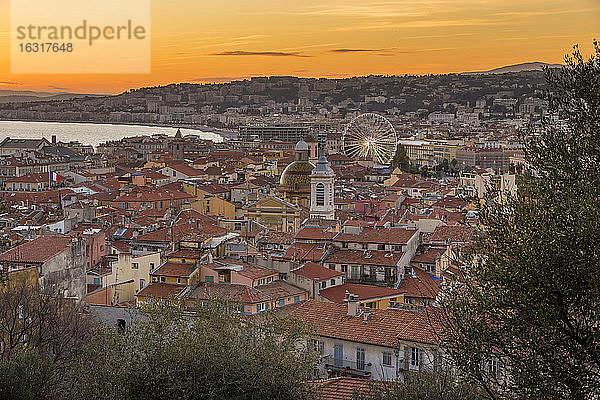Erhöhter Blick vom Schlosshügel über die Altstadt bei Sonnenuntergang  Nizza  Alpes Maritimes  Cote d'Azur  Französische Riviera  Provence  Frankreich  Mittelmeer  Europa