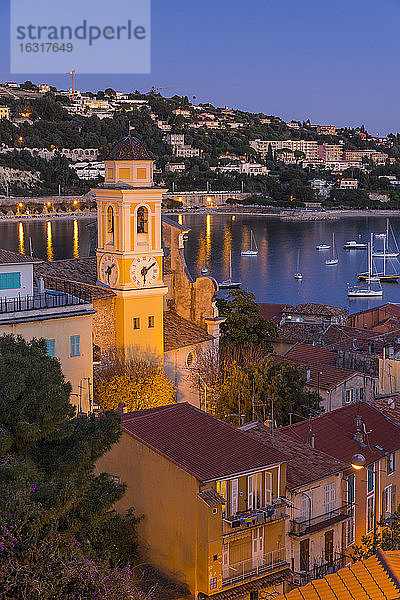 Beleuchtete Kirche Saint-Michel in der Abenddämmerung  Villefranche sur Mer  Alpes Maritimes  Cote d'Azur  Französische Riviera  Provence  Frankreich  Mittelmeer  Europa