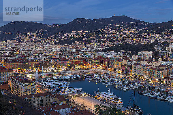 Erhöhter Blick vom Schlosshügel auf Port Lympia in der Abenddämmerung  Nizza  Alpes Maritimes  Cote d'Azur  Französische Riviera  Provence  Frankreich  Mittelmeer  Europa