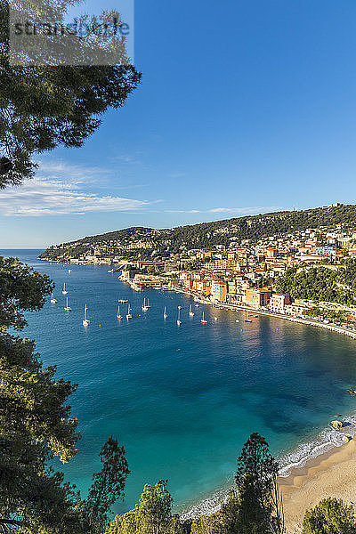 Erhöhter Blick von der Basse Corniche über Villefranche sur Mer  Alpes Maritimes  Cote d'Azur  Französische Riviera  Provence  Frankreich  Mittelmeer  Europa