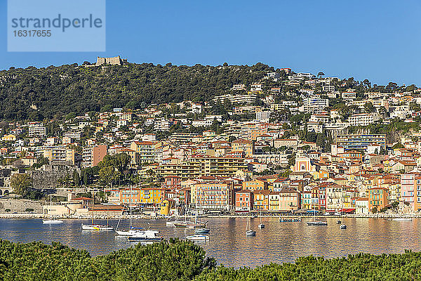 Blick von der Altstadt und der Festung Mont Alban  Villefranche sur Mer  Alpes Maritimes  Cote d'Azur  Französische Riviera  Provence  Frankreich  Mittelmeer  Europa