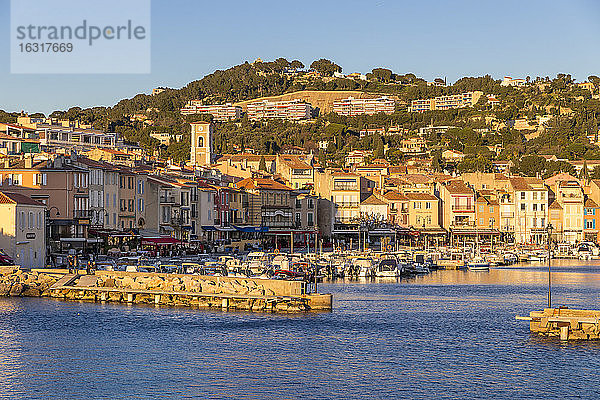 Blick vom Hafen auf die Altstadt  Cassis  Bouches du Rhone  Provence  Frankreich  Mittelmeer  Europa