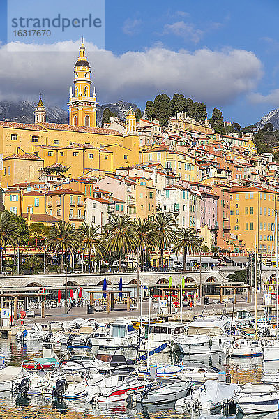 Blick vom Vieux-Port auf die Altstadt und die Basilika Saint-Michel-Archange  Menton  Alpes Maritimes  Cote d'Azur  Französische Riviera  Provence  Frankreich  Mittelmeer  Europa