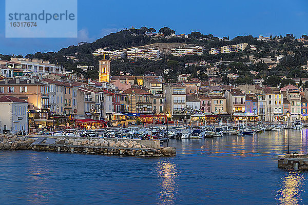 Blick vom Hafen auf die Altstadt in der Abenddämmerung  Cassis  Bouches du Rhone  Provence  Frankreich  Mittelmeer  Europa