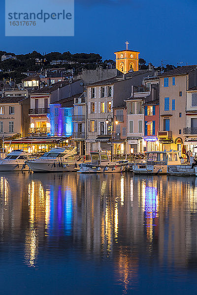 Blick vom Hafen auf die Altstadt in der Abenddämmerung  Cassis  Bouches du Rhone  Provence  Frankreich  Mittelmeer  Europa