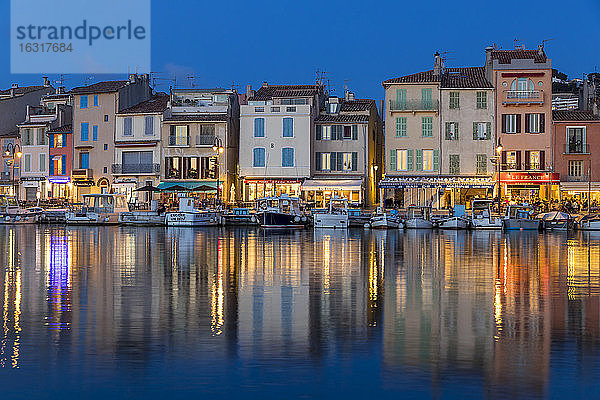 Blick vom Hafen auf die Altstadt in der Abenddämmerung  Cassis  Bouches du Rhone  Provence  Frankreich  Mittelmeer  Europa