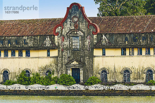 Kaufmännisches Gebäude am Wasser von John Aspinwall  dem Geschäftsmann des 19. Jahrhunderts  heute eine Kunstgalerie  Fort Cochin  Kochi  Kerala  Indien  Asien