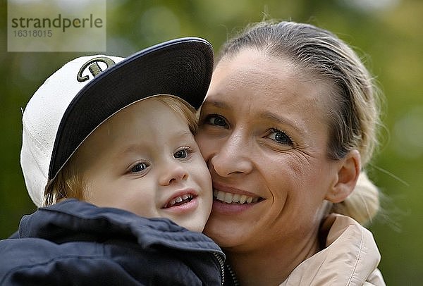 Mutter hält Sohn  2 Jahre  auf Arm  Stuttgart Baden-Württemberg  Deutschland  Europa