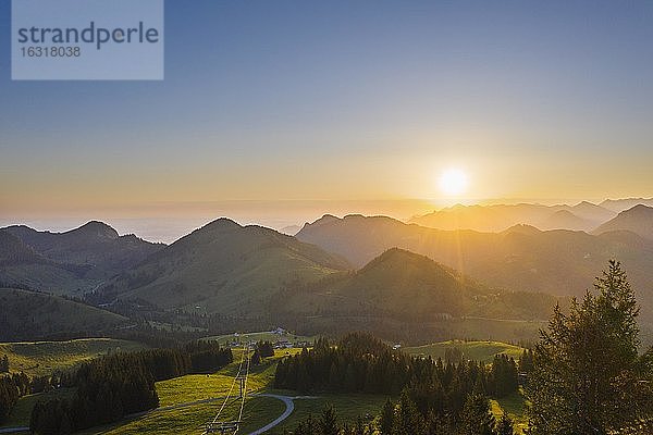 Sonnenaufgang am Sudelfeld  bei Bayrischzell  Mangfallgebirge  Drohnenaufnahme  Oberbayern  Bayern  Deutschland  Europa