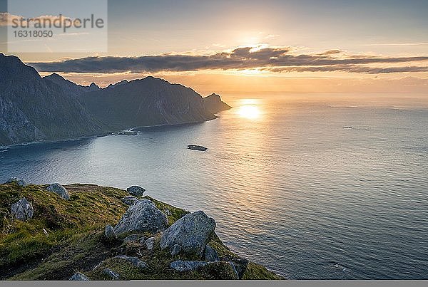 Sonnenuntergang über dem Meer  Berggipfel  Offersoykammen  Vestvågøy  Lofoten  Nordland  Norwegen  Europa