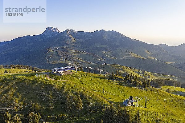 Bergstation am Sudelfeldkopf  Sudelfeld  Wendelstein und Wildalpjoch  bei Bayrischzell  Mangfallgebirge  Drohnenaufnahme  Oberbayern  Bayern  Deutschland  Europa