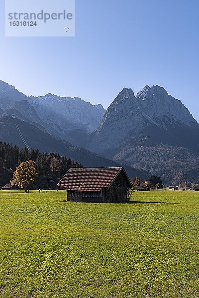 Heustadel  grüne Wiese  hinten Zugspitze  Berglandschaft  bei Grainau  Garmisch-Partenkirchen  Oberbayern  Bayern  Deutschland  Europa