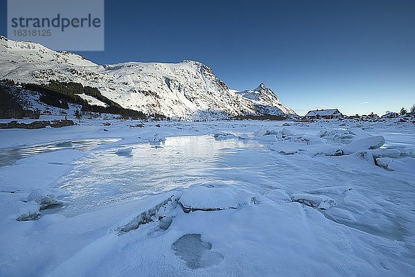 Gefrorener See mit Eisschollen in Winterlandschaft  Nordland  Lofoten  Norwegen  Europa