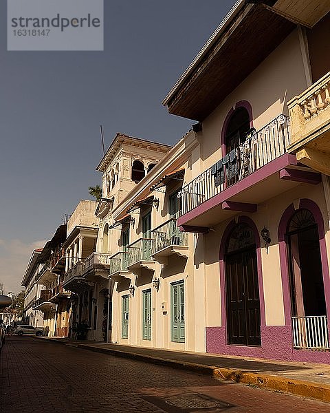 Straße mit historischen Häusern  Altstadt  Casco Viejo  Panama City  Panama  Mittelamerika