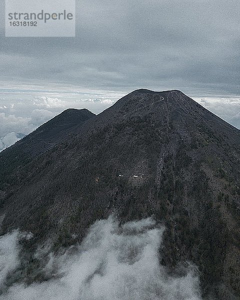 Sicht auf Vulkan  Volcan de Acatenango  Guatemala  Mittelamerika