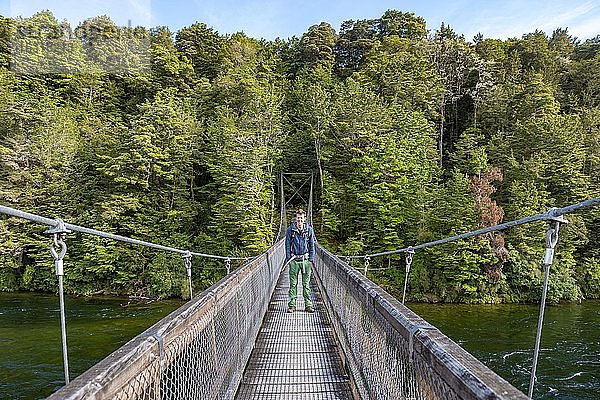 Wanderer auf Hängebrücke  Waiau River  Kepler Track  Fiordland Nationalpark  Southland  Südinsel  Neuseeland  Ozeanien