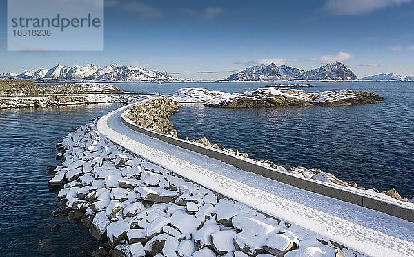 Verschneiter Hafensteg im Meer  hinten Berge  Svolvaer  Nordland  Lofoten  Norwegen  Europa