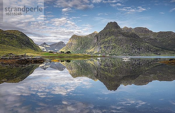 Fjordlandschaft bei Ebbe  Bergmassiv spiegelt sich im Meer  Lofoten  Nordland  Norwegen  Europa