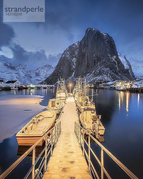 Beleuchteter Bootssteg  Anleger am Hafen des Fischerdorf Hamnoy Polarnacht im Winter  Reinefjord  Moskenesøya  Reine  Nordland  Lofoten  Norwegen  Europa