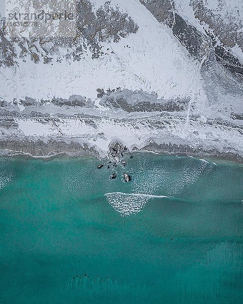 Luftaufnahme  verschneiter Strand  Küste  Flakstad  Norwegen  Europa