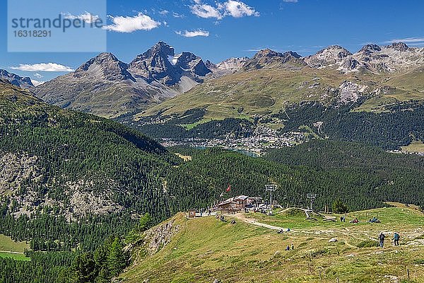 Alp Languard mit Berghütte vor dem Inntal mit St. Moritz  Pontresina  Berninaalpen  Oberengadin  Engadin  Graubünden  Schweiz  Europa