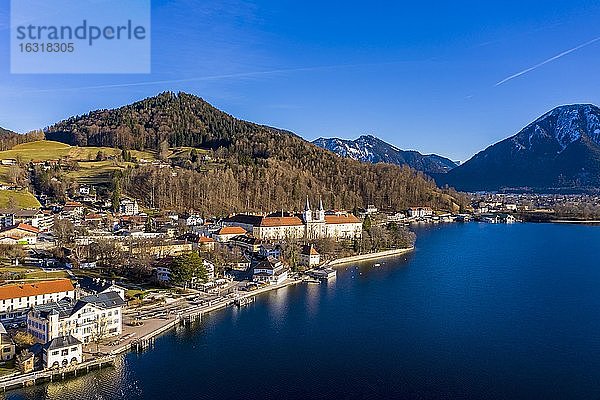 Luftaufnahme  Tegernsee  Ort Tegernsee und Kloster Tegernsee  Oberbayern  Bayern  Deutschland  Europa