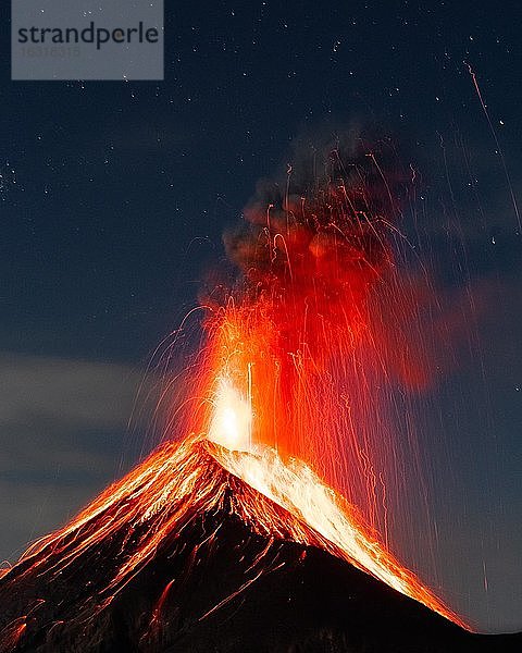 Glühendes Lava und Rauch spuckender Vulkan  Vulkanausbruch in der Nacht  Volcan de Fuego  Guatemala  Mittelamerika