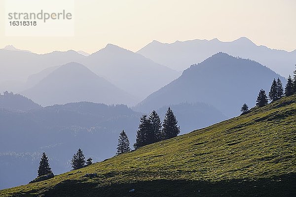 Berge im Dunst  am Sudelfeld  bei Bayrischzell  Mangfallgebirge  Oberbayern  Bayern  Deutschland  Europa