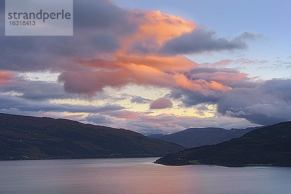 Sonnenuntergang über einem Fjord  Mo i Rana  Nordland  Norwegen  Europa