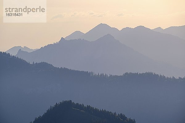 Berge im Dunst  am Sudelfeld  bei Bayrischzell  Mangfallgebirge  Oberbayern  Bayern  Deutschland  Europa