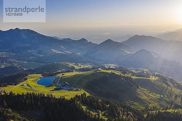 Sudelfeld mit Speichersee Walleralm und Sudelfeldkopf  bei Bayrischzell  Mangfallgebirge  Oberbayern  Bayern  Deutschland  Europa