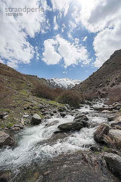 Bergbach Rio Valdeinfierno  Wanderweg bei Junta de los Rios  hinten Sierra Nevada mit Gipfel Mulhacén und La Alcazaba  schneebedeckte Berge bei Granada  Andalusien  Spanien  Europa