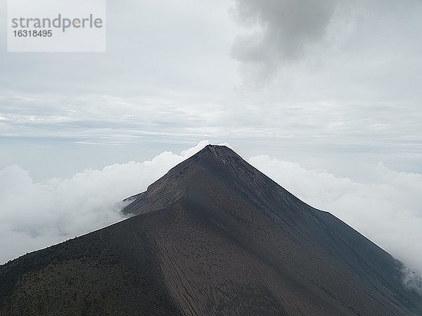 Rauch spuckender Vulkan  Volcan de Fuego  Guatemala  Mittelamerika