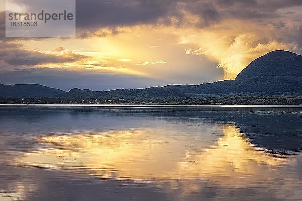 Wolkenstimmung im Abendlicht an einem Fjord  Bodø  Nordland  Norwegen  Europa