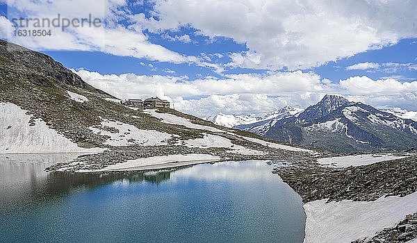 Friesenbergsee mit Friesenberghaus vor verschneiten Bergen  Zillertaler Alpen  Zillertal  Tirol  Österreich  Europa