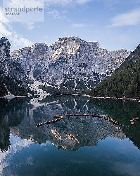 Luftaufnahme  Pragser Wildsee mit Booten  hinten Latemar  Prags  Südtirol  Italien  Europa