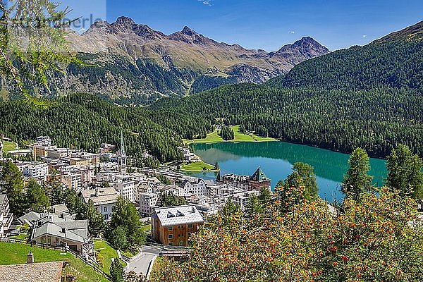 Ortsüberblick mit St. Moritzersee  St. Moritz  Berninaalpen  Oberengadin  Engadin  Graubünden  Schweiz  Europa